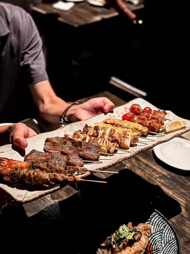 牛舌、雞肉、天然鹽燒大蝦、豚肉車厘茄、燒雞肉京蔥串