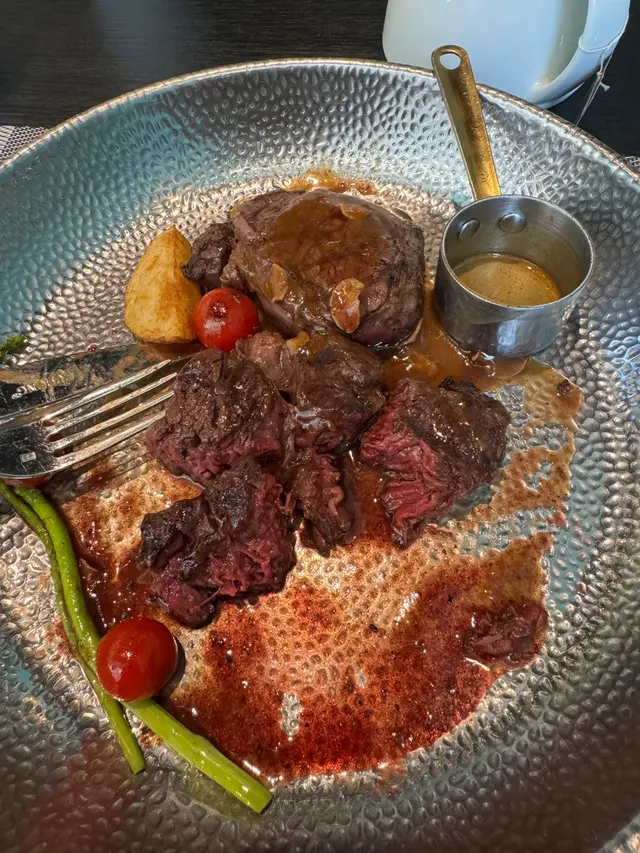 七成熟牛扒切開冒血水，而且是不熱