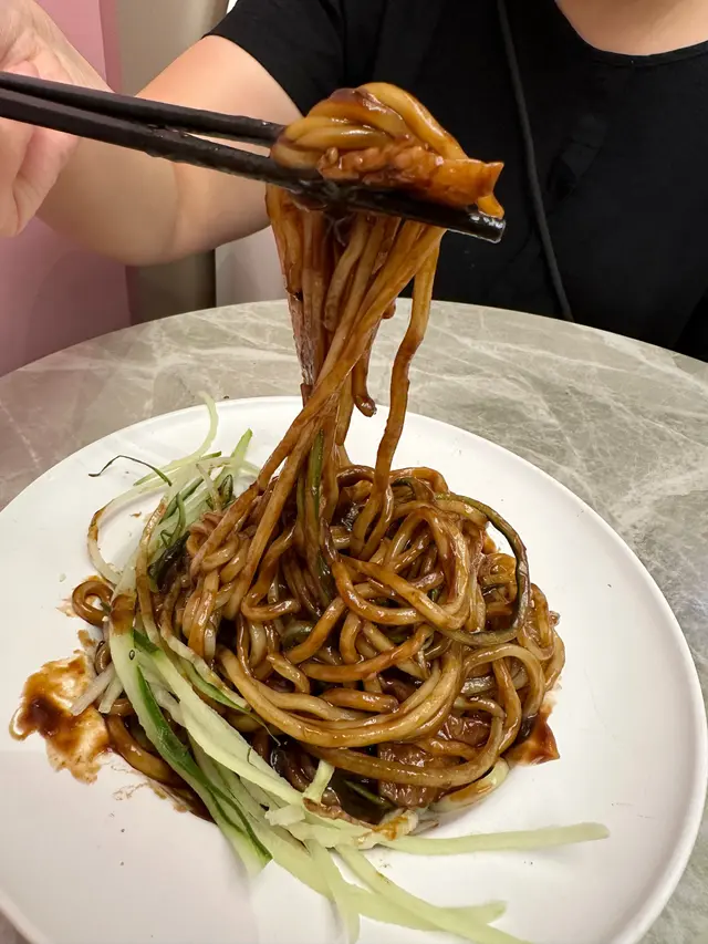 炸醬麵配無骨雞及蒜香醬