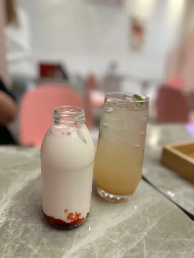 荔枝梳打+ 閔大人士多啤梨奶