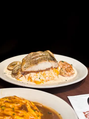 海鲜餐蛋包意大利面配白酒忌廉汁