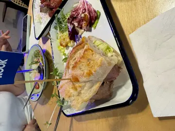 现场的沙爹和牛包(只有薄牛肉一片）