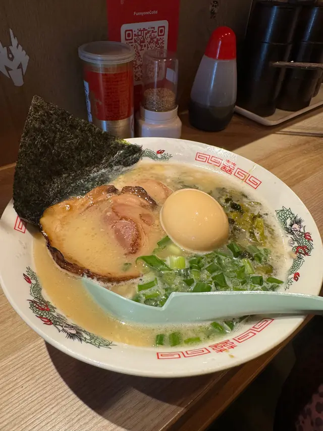 ✨ 最抵食之選【元祖博多豚骨拉麵】$59 ✨
❤️ $60樓下食到超正嘅拉麵係最幸福嘅事😚
✅ 即叫即整
✅ 麵條偏幼,煮得剛剛好有彈牙嘅口感😆
✅ 叉燒唔會太肥,但又肉質嫩滑,有幾塊之餘,有一定嘅厚度👍👍
✅ 半生熟流心蛋味香濃,蛋黃大約5成熟,蛋白就偏熟
✅ 個湯果然好重豬骨味,背後長時間以大火熬煮出骨髓而乳化成白濁湯頭
✅ 蔥花好食過其他拉麵店