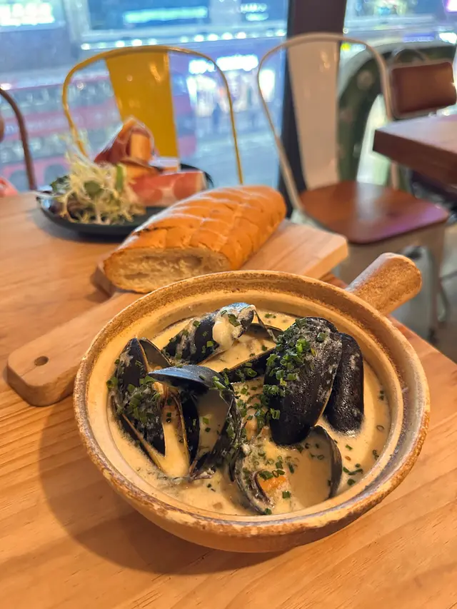 香草白酒芝士藍青口配法包