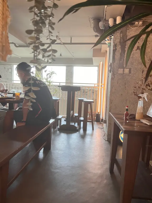 有高枱,但唔俾我哋轉過去,話俾四個客人用,但最後只係比店員自己一個人用餐