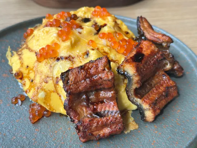 蒲燒鰻魚配扭紋蛋蓋飯