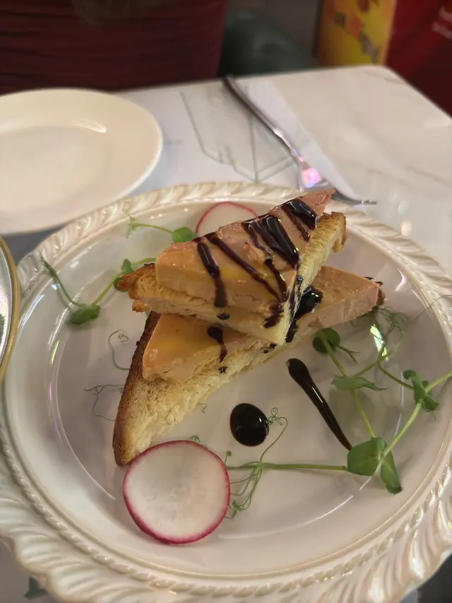 鵝肝大大件食落唔油膩，淡淡鵝肝味，加上意大利黑醋，同吐司直情絕配。