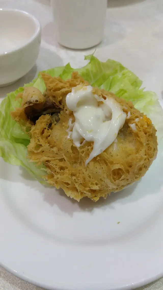 用新鮮爽脆的生菜，包住酥脆外層的天婦羅桶蠔