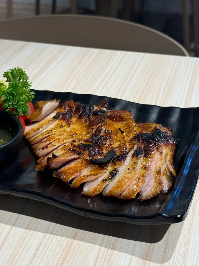 ✨**碳燒豬頸肉**✨ $78  ✅ 煙火的火候剛好，肉質嫩滑，烤得非常漂亮，還有脆邊的口感。  ✅ 份量相當充足，切得厚厚的，每一口都讓人滿足。  ✅ 配上一些酸甜醬汁，味道更是升華，讓人欲罷不能。  