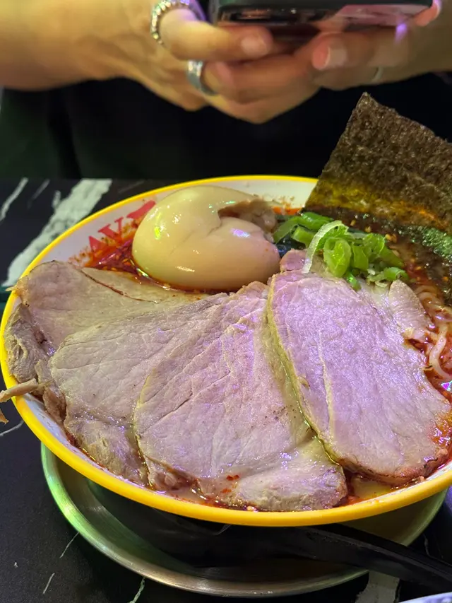 叉燒四片反而是切成比較薄身的 更能和湯、麵一起吃
湯的辣裹滿在他們之上 吃過以後吃什麼都還是又熱又辣