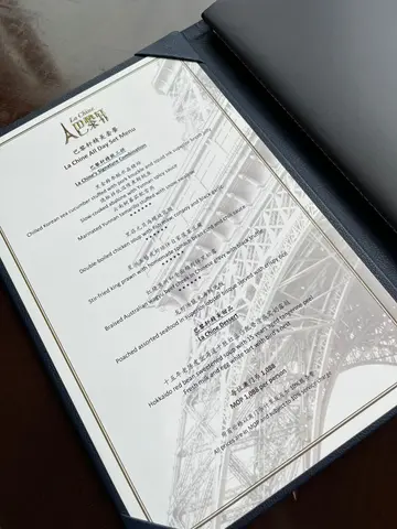 2/5

除咗凉拌海参有啲记忆之外，成餐饭又系扮创新失败例子。正常菜好似乳鸽同叉烧都系一般。

唯独𠮶个龙虾汤比较合理啲