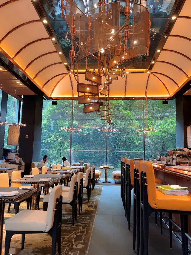 嚟嘅時候窗邊係冇乜人，然之後話有人訂咗座，但係食完成個鐘都仲有一張枱係吉嘅