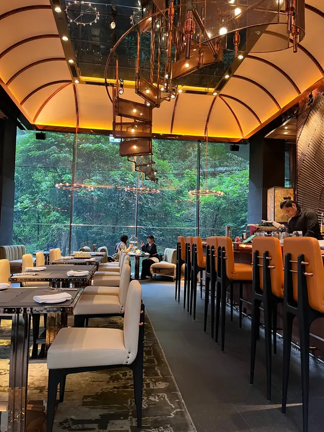 食完走人，仲有梳化位，所以對女職員嘅安排真是實在失望，一開始仲想安排我哋坐中間位，真係好奇怪明明另一邊窗邊都有位