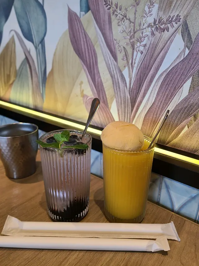 藍莓巨峰梳打特飲, 馬來芒果汁配芒果雪糕