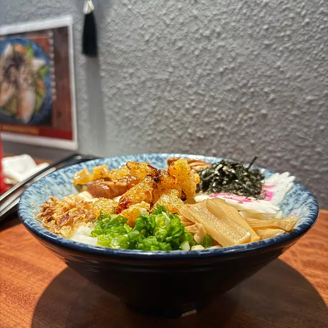 醬油幔煮豬軟骨配脆脆豬皮豚骨湯麵