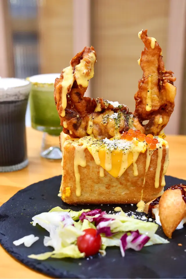 金沙軟殼蟹三文魚籽海鮮沙律盒子吐司