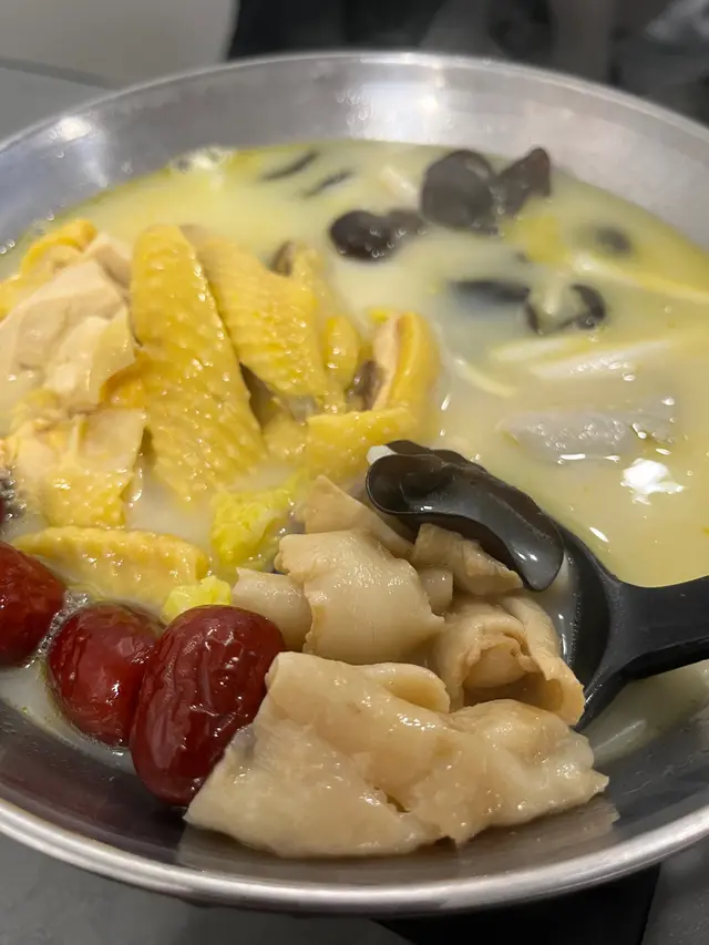 上菜好快 湯夠味夠濃 雞件都好多又滑 足料抵食😋