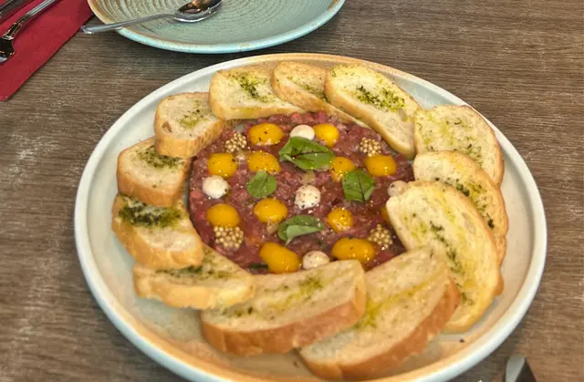 他他牛太冰凍而且太乾，多士唔脆唔熱。真係好失望。