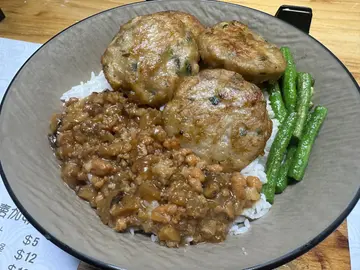 煎莲藕饼肉燥饭
