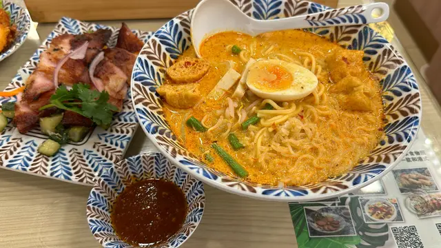 配料好豐富，有魚片、豆卜、半隻雞蛋🥚等，
豆卜吸晒湯底嘅精華，超正！😋