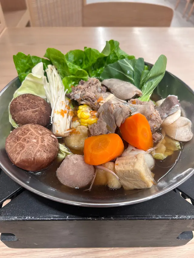 #香港美食 
羊肉鮮嫩，又唔酥～個湯底又夠清。
味又夠重⋯⋯👍
5:30之前入座，仲送埋個自助蔬菜吧，所有全部任食。
又唔需要加一，而家11月30號之前食夠$200仲即場減$30👍