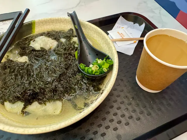 下午茶六隻湯餃加奶茶
