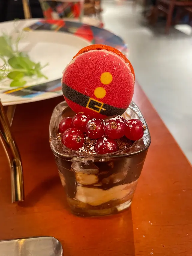 Tiramisu  配上可愛嘅聖誕主題macaron  