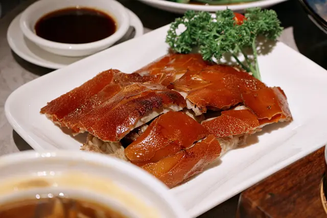招牌明爐燒脆皮乳豬