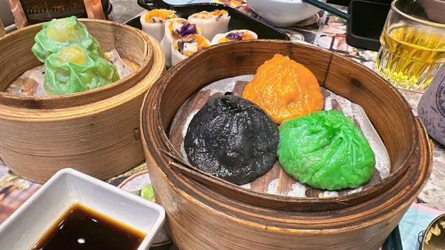 賣相吸引😍,啱晒打卡📸!
一籠有齊三隻味道:原味、川辣和松露,
即叫即蒸,外皮唔會太厚,餡料鮮嫩多汁,值得一試!😏