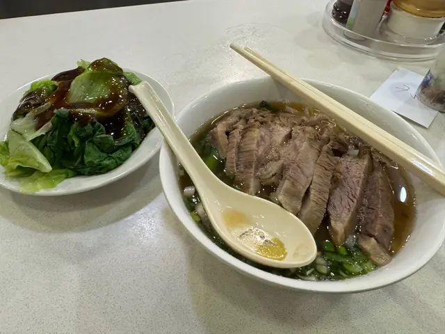 搭配的生菜讓整餐更加清新，增加了口感的層次感，真的是一個很好的搭配選擇！🥬✨
