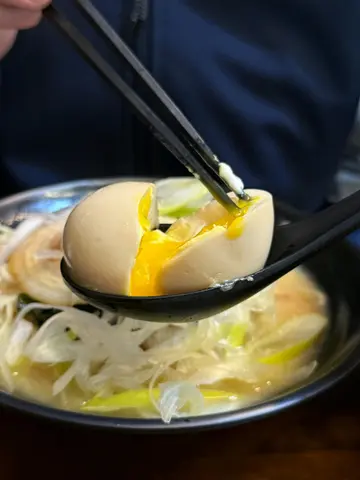 人氣雞白湯叉燒拉麵