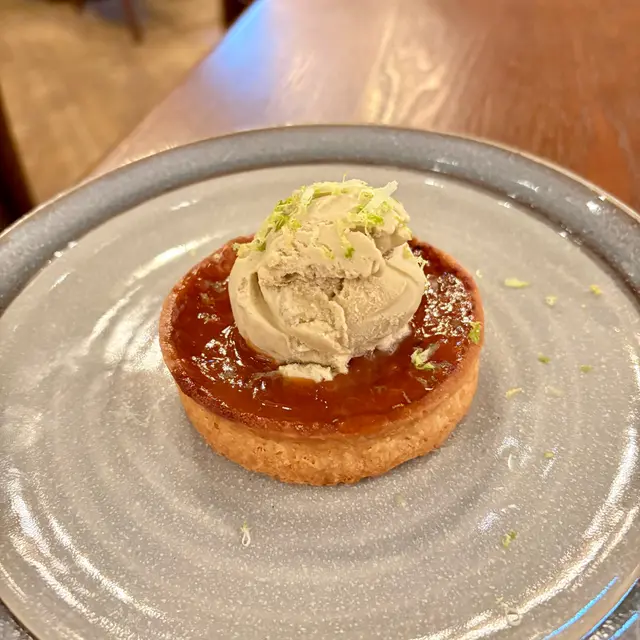 杏脯撻配開心果雪葩