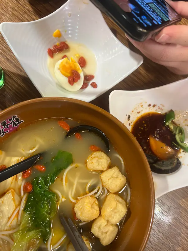 開頭睇YouTuber話農米莊好食 入到嚟每樣餸啲味都勁奇怪 醉雞米線唔知點解得個鹹字 完全無花雕無酒味 個溏心蛋連個樣都唔似 個皮蛋仲有浸魚腥味 最後真係食唔落埋單走人