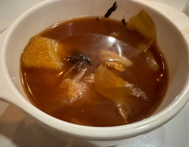 每日的羅宋湯也是一個不錯的選擇，湯底濃郁，非常適合搭配主菜，讓人感受到溫暖與幸福！🥣❤️
