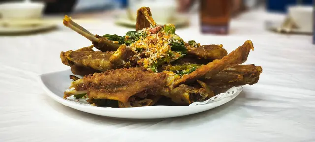 新菜式，就試吓，平時滷水食得多，有時感覺肉質比較韌，冇諗過椒鹽煮出嚟嘅鵝翼，肉質鮮嫩，香口，啤酒🍻絕配