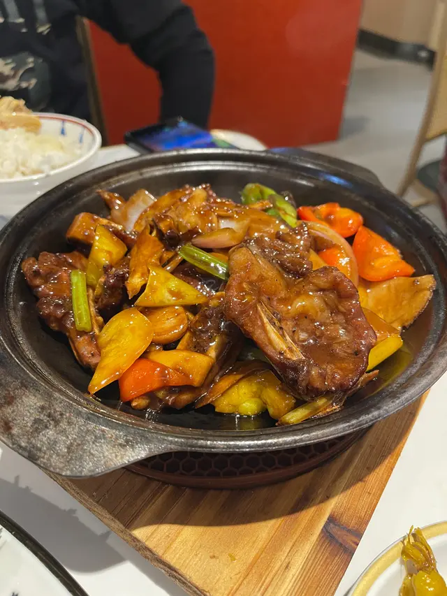 #啫啫牛仔骨 足料好味 牛肉夠多 肉質好味
美中不足牛肉多筋 好難咬開 要挑戰牙力
箍過牙或牙力不夠不建議吃