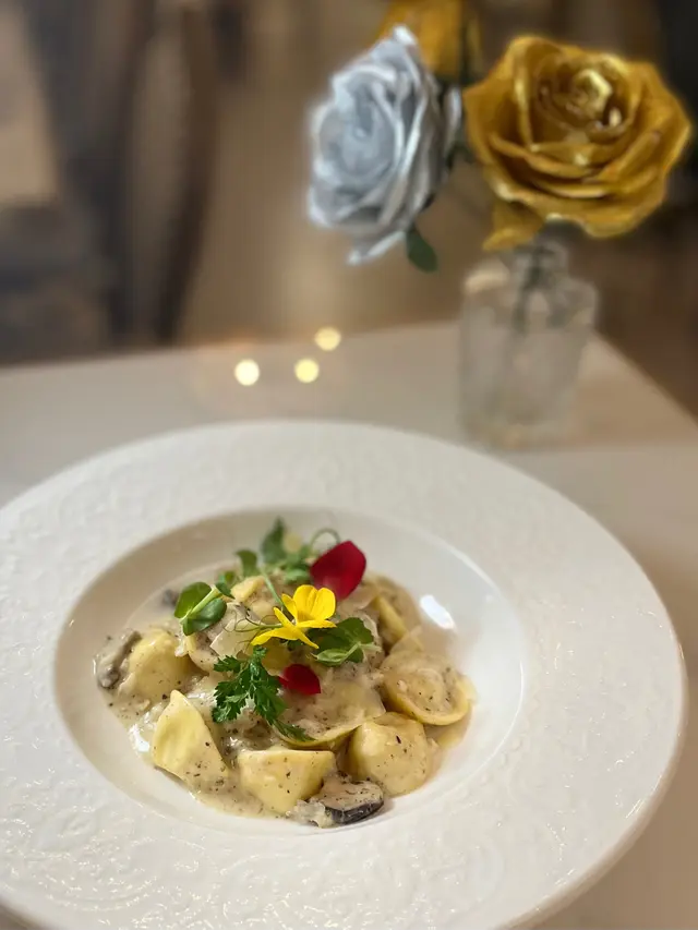 手工黑松露雲吞配野菌黑松露忌廉汁