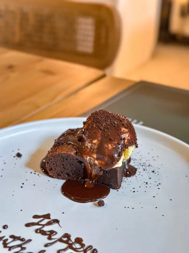 Chocolate Brownie w/ Vanilla Gelato