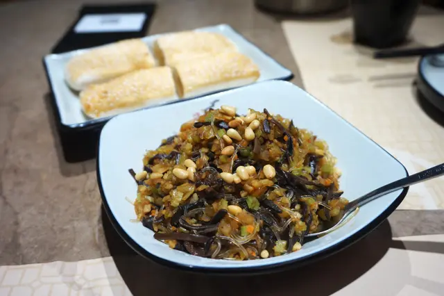 松子素菜配叉子