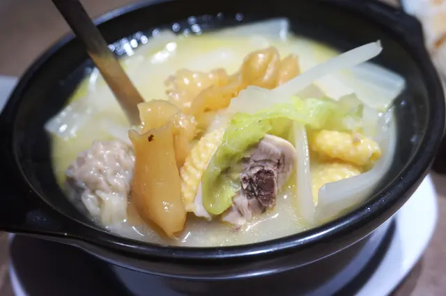 砂鍋花膠雲吞雞