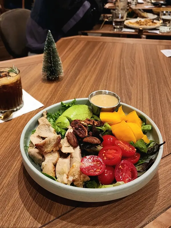 牛油果香芒烤雞沙律配日式胡麻醬