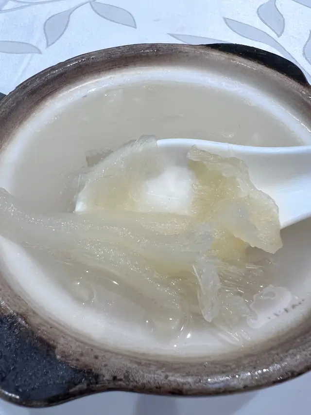 💰**雞湯金錢翅：98元大碗，價值感爆棚的海味風暴！🐟每次造訪必點的低調奢華，只需銅板價就能盡情享受大海的饋贈。金錢翅吸收了滿滿的雞湯精華，入口即化，每一口都是滋補與鮮美的完美交融，絕對值得每一位海鮮愛好者專程來朝聖！💃💖