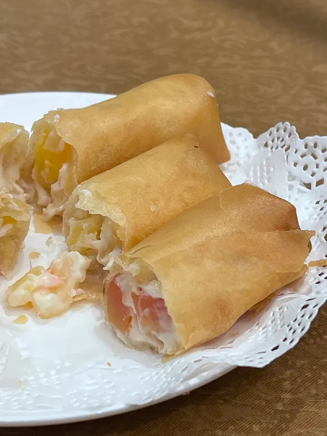 🦐創新組合大公開——新鮮彈牙的蝦肉被細膩的春捲皮包裹，每一口都能感受到層次分明的口感；而牛栢葉則搭配了薑蔥的辛香，兩者相遇，竟碰撞出了意想不到的美味火花，讓傳統佳肴也能玩轉新時尚！🚀🌀
