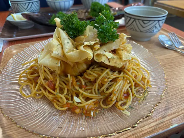 雲吞有3舊,雲吞皮炸到好脆,入面有蝦、薯蓉同埋豬肉?炸雲吞連埋少少辣嘅意粉一齊食都幾惹味