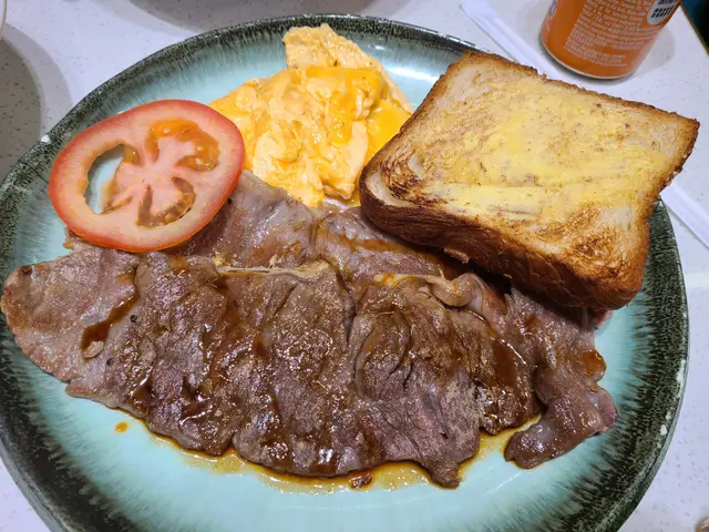 香煎牛扒拼炒蛋丹麥酥