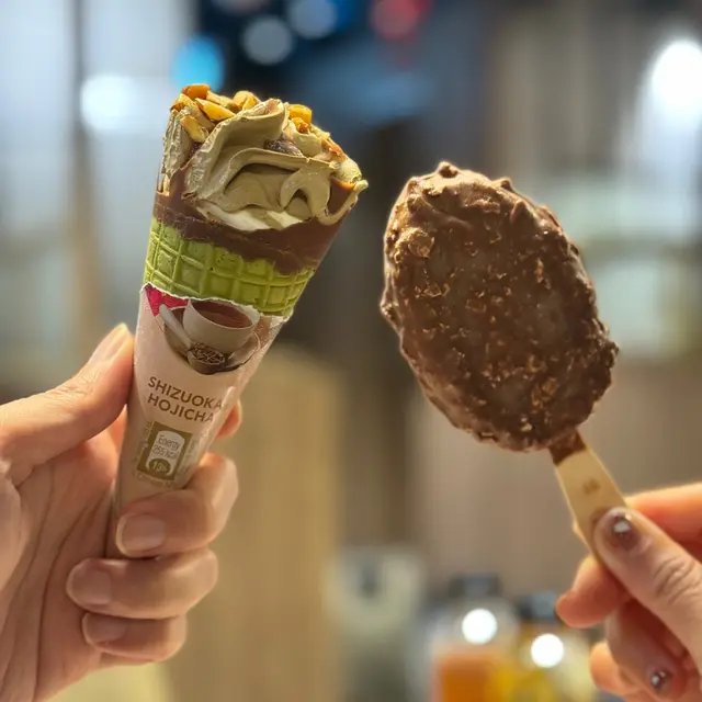 焙茶扭紋脆筒雪糕 ｜KitKat巧克力脆皮雪糕