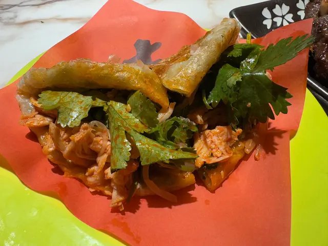 ✨芫荽雞絲手抓餅 $58✨
這款芫荽雞絲手抓餅吃起來超過癮,香氣四溢,手抓的感覺讓我忍不住想要多點幾份!🌿🍗🥙
Coriander Chicken Shredded Flatbread $58l
This coriander chicken shredded flatbread is incredibly satisfying. The aroma is irresistible, and I can't help but want more! 🌿🍗🥙