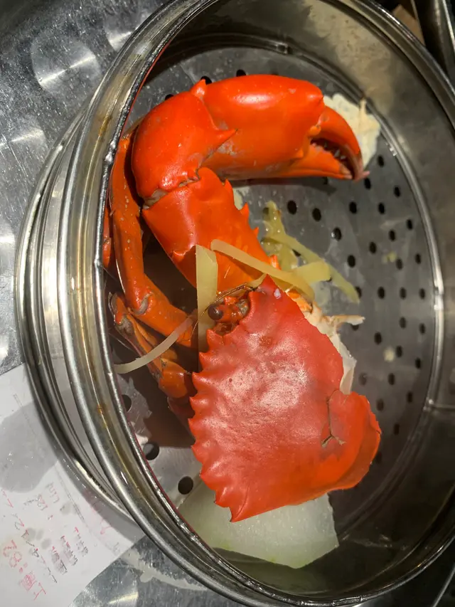 蟹殼大約一個手掌（唔計手指），連埋鉗大約一隻手嘅size，完全冇蟹膏