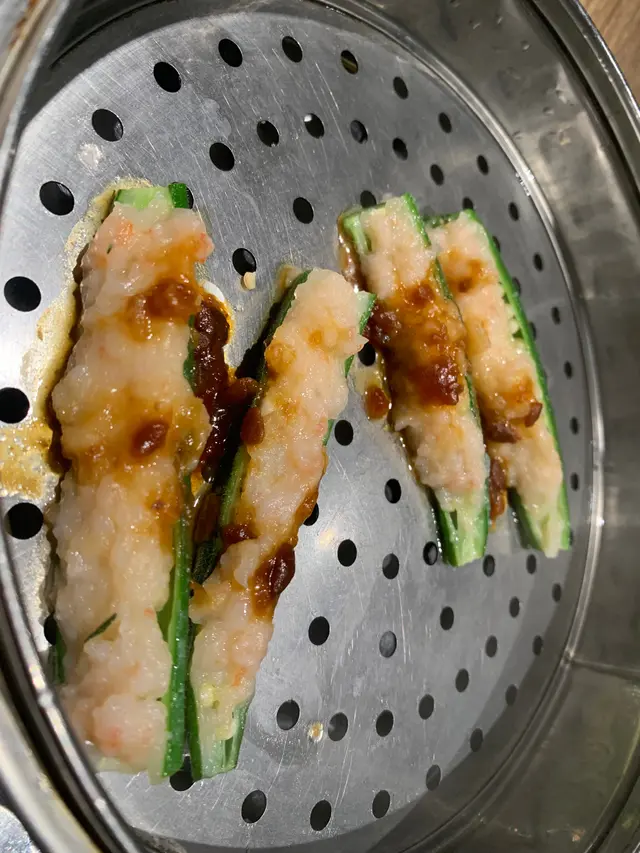 真係好孤寒，一隻手指尾嘅秋葵開咗邊讓蝦膠，就算蝦膠彈牙，完全唔知自己食咗啲乜。