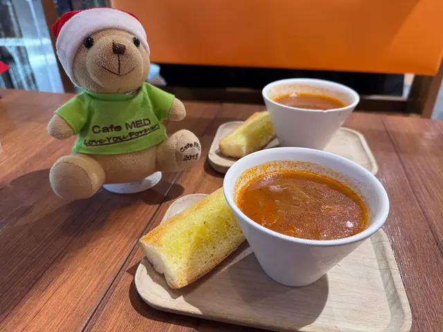 羅宋湯,裡面料好多,喝下去暖暖的!🥣
點麵包食一流🥖
This is borscht with plenty of ingredients, and it warms you up with every sip! 🥣  
The bread is perfect for dipping! 🥖